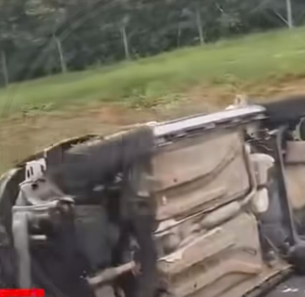 Após colisão, carro capota na Dom Gabriel